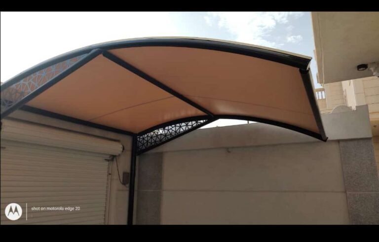 مظلات سيارات متحركة بتصميم عملي وسهل الفتح والإغلاق